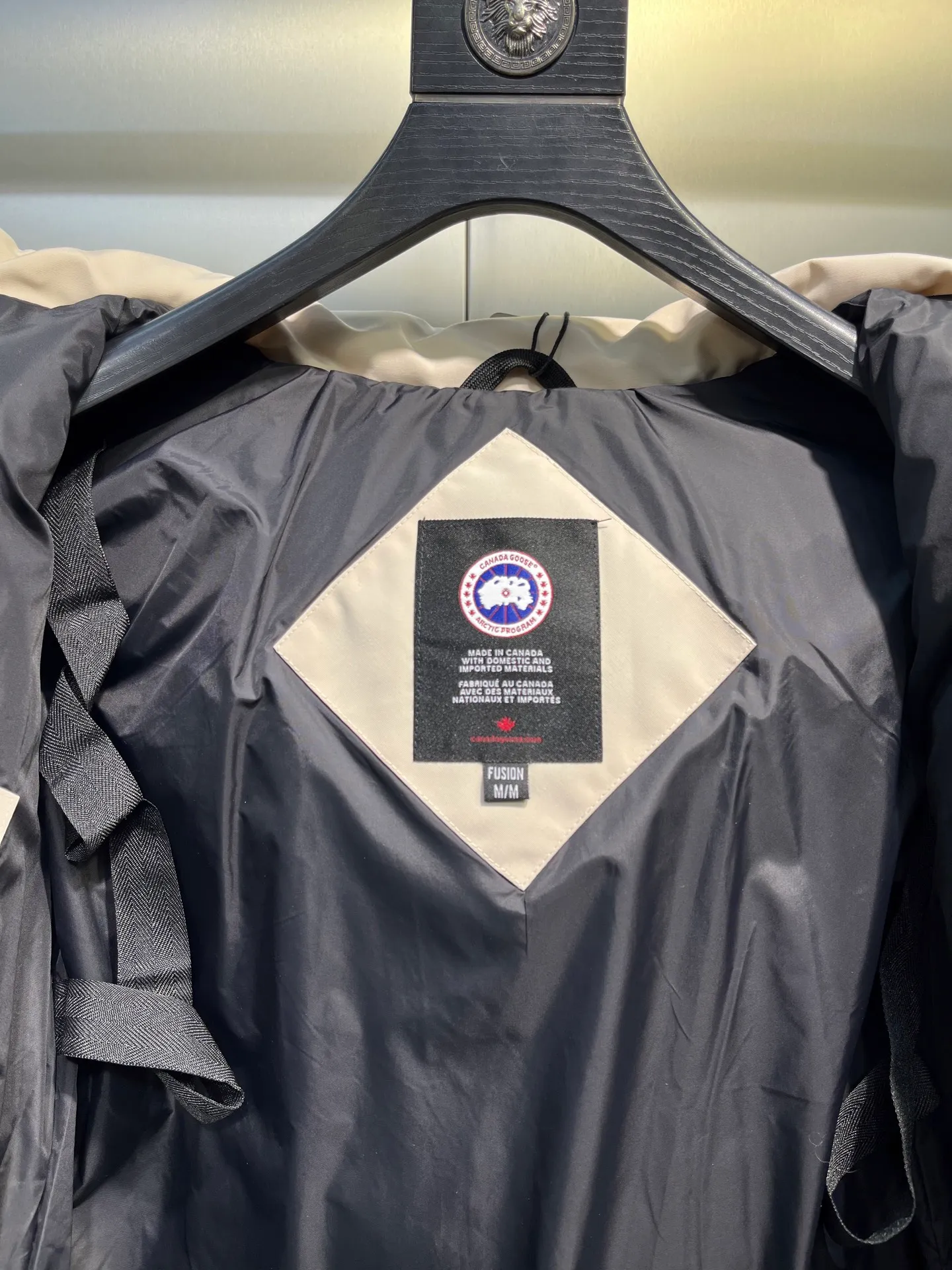 P860 Canada Goose Canada # Expedition04 Parker, a treasure of Canadian origin! Limited supply worldwide! Canada Goose Model 04 is a top-notch couple model, polar cold-proof outdoor series fur collar detachable hooded parka down jacket, the first Goose in 2024. I hope my partners like the top quality, and I hope everyone can evaluate it together! The most popular cool items of the Big Goose family in 2024 are online. The same popular product of Yi Yang Qianxi is said to be a joint limited edition Big Goose that cannot be bought in autumn and winter. If you dislike the sameness of the Big Goose in the past, then this model will definitely give you a different experience! This year's most powerful couple's collection for autumn and winter is online, a top-notch luxurious ready-to-wear style, paired with an outdoor warm down jacket with great style and charm! The most standard and classic items of the Daye family in the past two years are equipped with unique reflective stripes for embellishment, which further shows the high-end fashion performance effect. With the embellishment of hardware buckles, it has excellent performance effect. The upper body is clean, simple and elegant, even for urban leisure. It is suitable for various occasions. Designed with large pockets, this model has a large capacity and is equipped with reflective stripes, making it safer at night. It is suitable for various adventure activities. It is made of windproof and waterproof technical materials. The interior is filled with full white duck down, which is absolutely cold-proof and warm. It also has a stand-up collar design and fine fluff at the collar, with meticulous attention to detail! The charm of this model is also more spiritual, and the upper body has more temperament and specifications. It perfectly shows the ultra-high standard of fashionable performance of this model, integrating outdoor and life, and you can even create high-street wear! The most pinnacle limited-edition goose that we have presented so far, both in terms of design and detailed materials, it is completely outstanding. The grand and evergreen version design is matched with cool reflective elements. The overall appearance can be said to be quite high, and it has that kind of powerful outdoor performance! It combines high-end casual attributes with high-street style. It is high-grade, domineering, warm, and beautiful. The visibility of the upper body is quite strong, and the configuration of the owl element is highly brand-recognizable. It fully complements the overall brand performance and visual effects, and also has the high-end sense of fashion and fashionable performance. It is a must-buy product because it is the most awesome down brand on the planet and one of Canada's three national treasure brands. It is also a sentimental down luxury brand. In the field of polar cold-proof clothing, Goose has made an irreplaceable contribution... Size: xs s m l xl